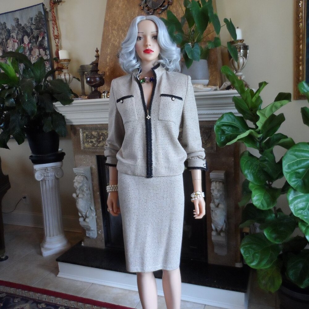 St. John Collection Beige & Black Knit Skirt Suit w/Front Zipper Closure Size 8